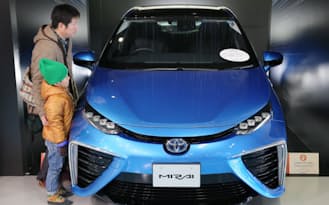 トヨタ自動車が発売した燃料電池車（FCV）「MIRAI（ミライ）」（15日、東京都江東区）