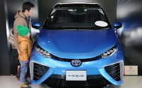 トヨタ自動車が発売した燃料電池車（FCV）「MIRAI（ミライ）」（15日、東京都江東区）