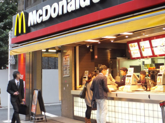 マクドナルド 客離れ止まらず 世界で不振に直面 日本経済新聞