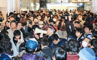 東京駅開業100周年の記念Suicaの販売が中止され、購入できなかった人で混雑するJR東京駅（20日午前）