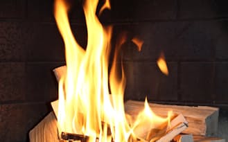 薪を使う暖炉は家庭でも人気に。クリスマスムードも盛り上がる