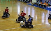 プレーする高橋弘さん（2007年の電動車椅子サッカーワールドカップ、東京・江東区、日本電動車椅子サッカー協会提供）