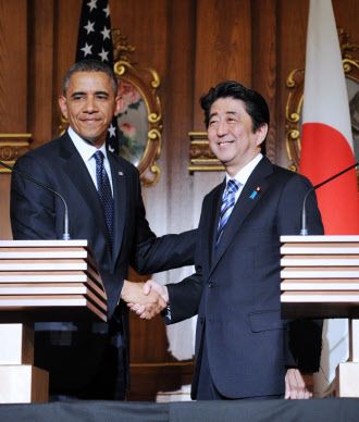 日米関係はぎくしゃくしている(14年4月、東京・元赤坂の迎賓館で共同記者会見後に握手する安倍首相とオバマ米大統領) 日米関係はぎくしゃくしている(14年4月、東京・元赤坂の迎賓館で共同記者会見後に握手する安倍首相とオバマ米大統領)