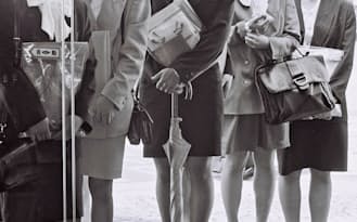 会社訪問解禁日に企業の前に並ぶ女子大生ら（1992年07月、都内）