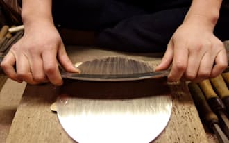 ひたすら銅板を削っていく。通常数ミリまで仕上げるが、魔鏡の場合さらに削り、1ミリまで薄くする