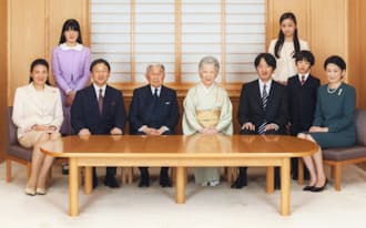 新年を迎える天皇ご一家（2014年11月18日、皇居・御所）=宮内庁提供