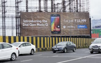 インドの都市部ではネット通販企業の広告が目立ち始めた（ムンバイ市内）