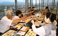 条例制定を受け、県内の多くの飲食店で左党らが一斉に日本酒で乾杯した（2013年11月、県庁内のレストラン）