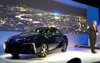トヨタは燃料電池車の特許をすべて公開すると表明した（1月5日、米ラスベガス）