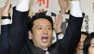 佐賀県知事選で当選を決め、万歳する山口祥義氏(11日夜、佐賀市)=共同 佐賀県知事選で当選を決め、万歳する山口祥義氏(11日夜、佐賀市)=共同