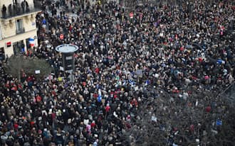 パリの大通りをデモ行進する人々（11日）=ゲッティ共同