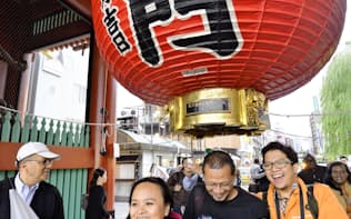 東京・浅草の浅草寺を訪れた外国人観光客