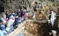 サキタリ洞内で開かれた現地見学会には多数の見学者が訪れた。（沖縄県南城市）