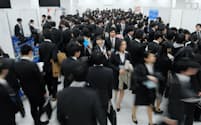 多くの就活生が訪れた企業の就活セミナー（1月10日、東京・新宿）