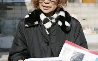後藤健二さんの思い出の写真を手に記者の質問に答える母の石堂順子さん（26日、都内）