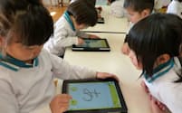 タブレットでひらがなを書く練習をする明倫幼稚園の園児たち（三重県伊勢市）