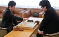Over40早碁トーナメントは決勝も対局時計が使われ、趙善津九段（左）が優勝した（1月25日、日本棋院）
