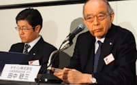 決算発表をするキヤノンの田中稔三副社長(28日東証)