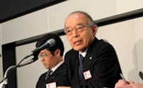 2014年12月期決算を発表するキヤノンの田中稔三副社長(28日、東証)
