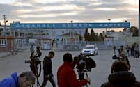 報道関係者らが多数待機する中、日没間近となったトルコ南東部アクチャカレの国境検問所（29日）=共同