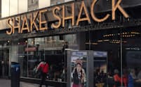 シェイク・シャックのシアター地区店は「行列の絶えない店」として有名だ（ニューヨーク市）