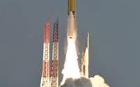 情報収集衛星レーダー予備機を搭載して打ち上げられるH2Aロケット27号機（1日午前、鹿児島県の種子島宇宙センター）=共同