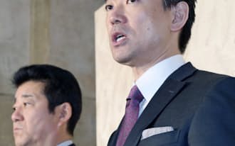 橋下氏（右）は都構想の実現で「東京と大阪の2つのエンジンで日本の成長を引っ張る」と話す（1月13日）