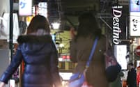 多くの居酒屋が並ぶ野毛小路に女性同士が気軽に訪れる（横浜市中区）