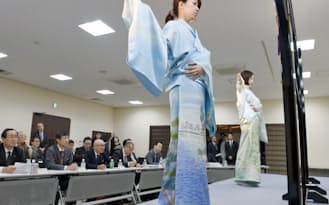 高島屋の関係者らが見守るなか、披露される高額な着物（京都市中京区）