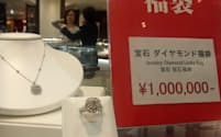 大丸松坂屋百貨店は100万円の宝飾品福袋を販売する（東京都台東区）
