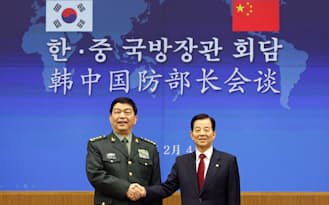 中国の常万全国防相（左）は、韓国の韓民求国防相との会談で在韓米軍による新しいミサイル防衛システムの配備に懸念を示した（4日、ソウル）=代表撮影・共同