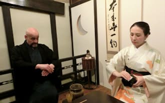ランディーさん(左)は茶道に触れる人が増えればと願う（京都市中京区）