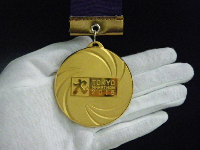 東京マラソンのメダル公開 田中貴金属 日本経済新聞