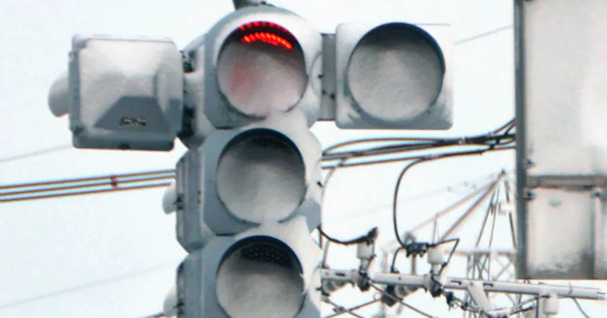 Led信号機 雪が大敵 表面温度低く付着 見えにくく 日本経済新聞 Led信号機 雪が大敵 表面温度低く付着 見えにくく 日本経済新聞