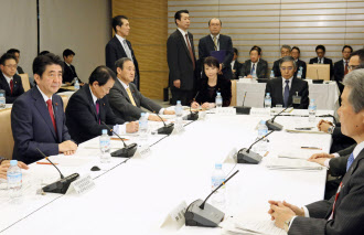12日、首相官邸で開かれた経済財政諮問会議=共同 12日、首相官邸で開かれた経済財政諮問会議=共同