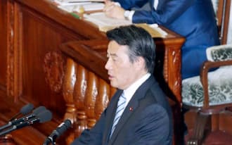 16日、衆院本会議で質問する民主党の岡田代表。右奥は安倍首相
