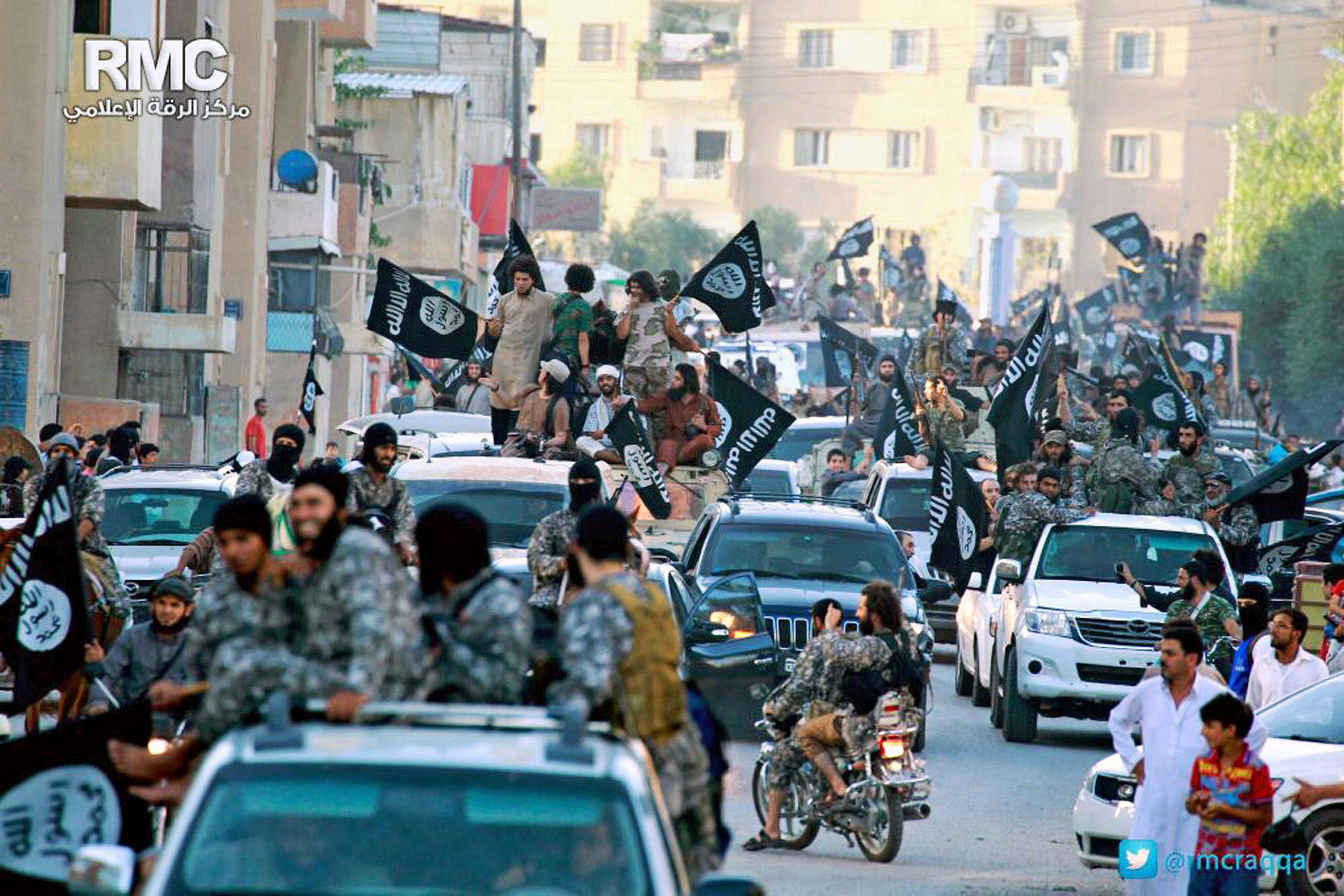 シリア北部ラッカでパレードする過激派「イスラム国」のメンバー=AP シリア北部ラッカでパレードする過激派「イスラム国」のメンバー=AP