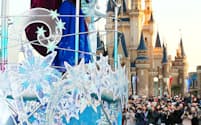 東京ディズニーランドは大ヒット映画「アナと雪の女王」をテーマに新しいパレードで集客する（千葉県浦安市）