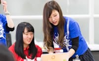 女子大生のチューターが女子中高生にプログラミングを教える