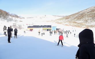 北京招致委員会が公開したスキー競技の会場候補地。右側の斜面にフリースタイルスキー、左側の斜面にスノーボードのコースを整備する（1月中旬、河北省張家口市）