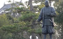 岡崎公園に立つ徳川家康像。今も市民に愛される