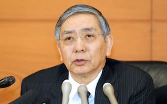 記者会見する日銀の黒田総裁(18日、日銀本店)
