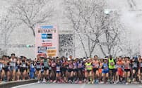 紙吹雪が舞う中、都庁前から東京マラソンのスタートをするランナー（22日午前、東京都新宿区）


