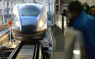 報道関係者向けの試乗会で金沢駅に入る北陸新幹線の車両（5日午前、金沢市）
