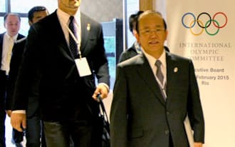 東京五輪の準備状況報告のため、IOC理事会の会場に入る2020年東京五輪組織委の武藤敏郎事務総長（右）と室伏広治スポーツディレクターら（27日、リオデジャネイロ）=共同