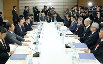 2月25日、「21世紀構想懇談会」の初会合であいさつする安倍首相。