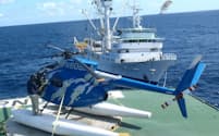 洋上の第7わかば丸甲板で待機するヘリコプター=極洋水産提供