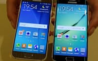 韓国サムスン電子が4月10日に発売するスマートフォン「ギャラクシーS6」（左）と「ギャラクシーS6エッジ」（1日、スペイン・バルセロナ）