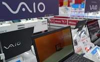 パソコンだけでなく、スマートフォンにも「VAIO」ブランドが登場する（東京都内の家電量販店）