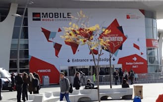 「モバイル・ワールド・コングレス（MWC）2015」では携帯通信の次世代規格が話題の中心になっている（スペイン・バルセロナ）